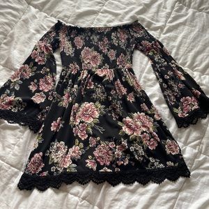 floral dress w/ flowy sleeve